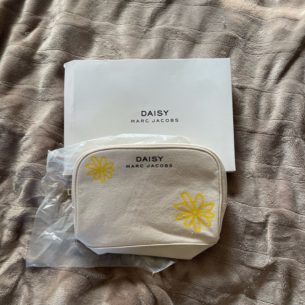 New Marc Jacobs Makeup Bag - Picture 2 of 5